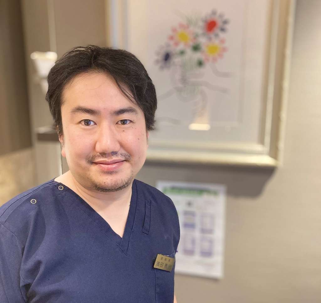 大学院でインプラントについて専門的に研究し、インプラント治療を多数おこなってきた院長の濱田