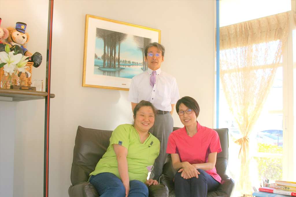 院長の佐瀬（画像：1枚目）　歯科衛生士と院長（画像：2枚目）　密にならないような待合スペースにしております（画像：3枚目）