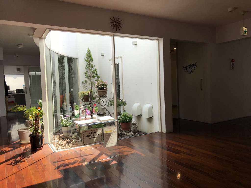 自宅のようにくつろいでほしいとの想いでデザインした院内の中庭