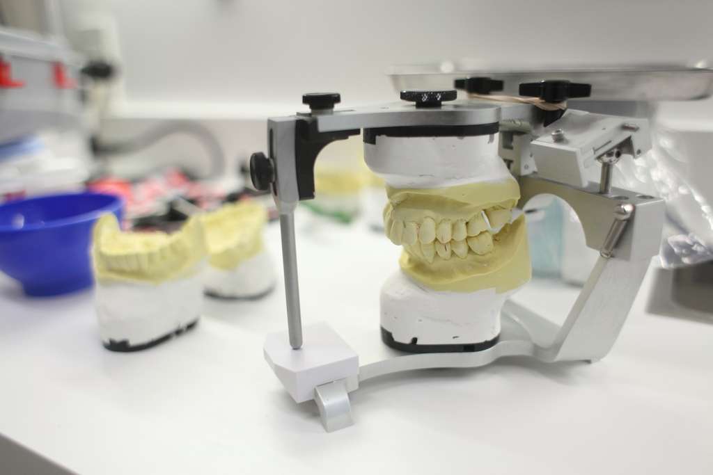 顎の運動や咬み合わせのさまざまな位置を再現するための装置（咬合器）