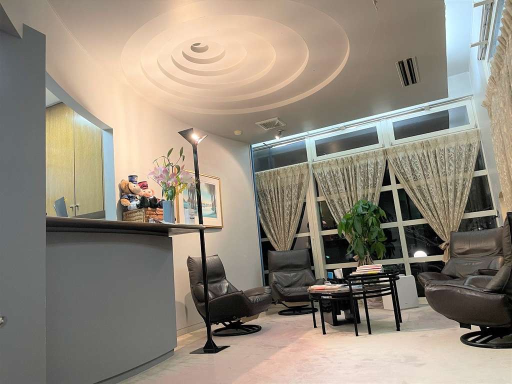 院長の佐瀬（画像：1枚目）　歯科衛生士と院長（画像：2枚目）　密にならないような待合スペースにしております（画像：3枚目）