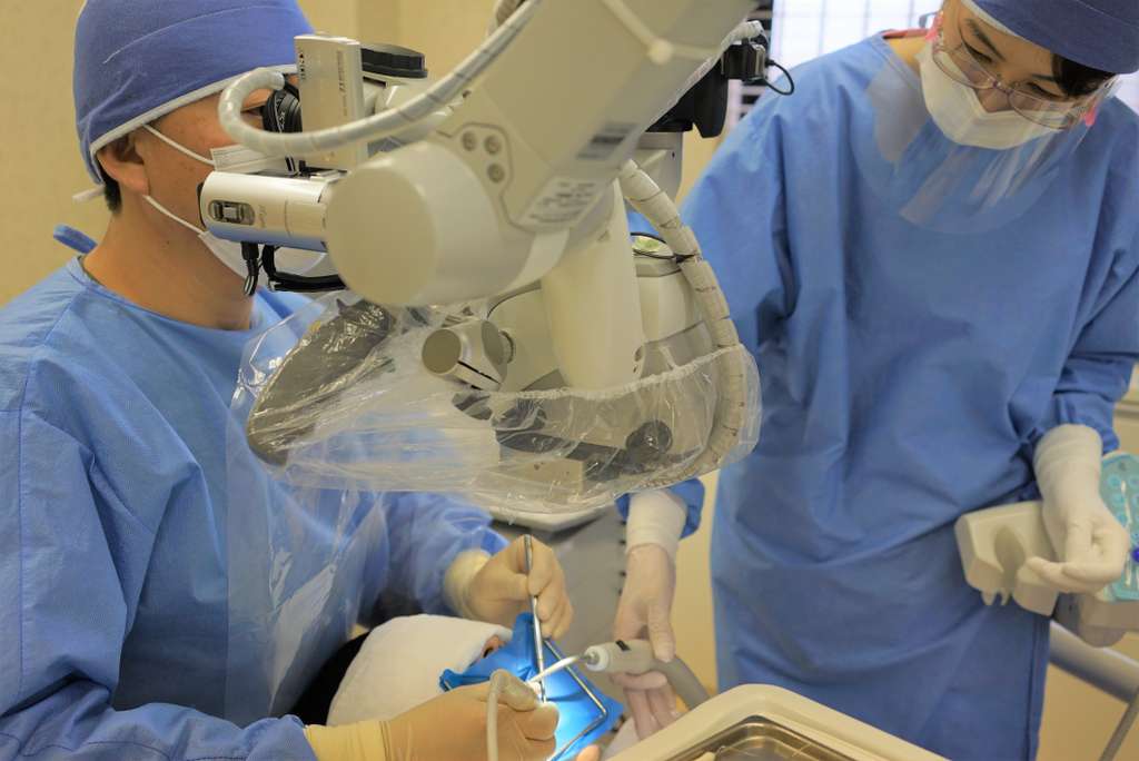 ラバーダム（ゴムのシート）を使用し根管治療している風景